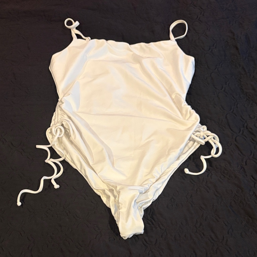LULU’S Wave Chaser White Metallic Ruched One-Piece Swimsuit size Large NWT - Picture 2 of 4